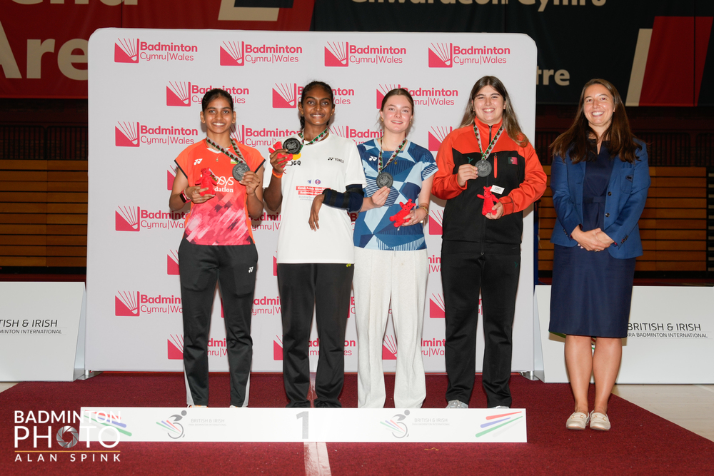 Beatriz Monteiro com duas medalhas