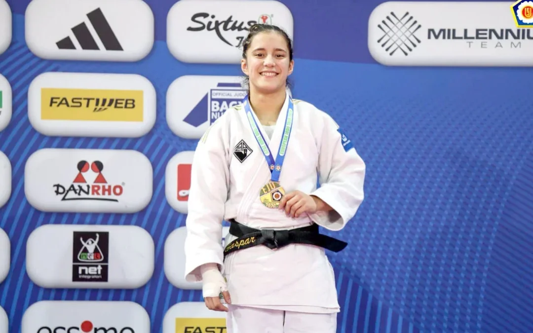 Jovens judocas no pódio